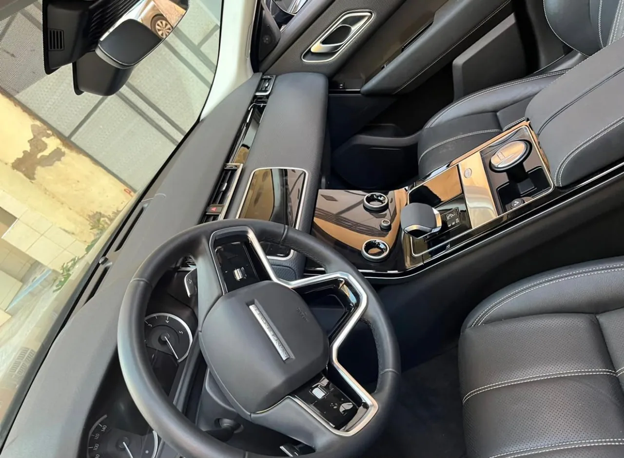 Range Rover Velar dashboard and automatic selector